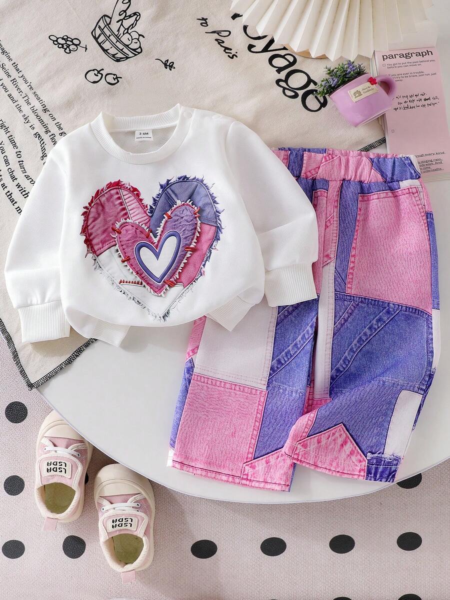 SHEIN Playful Pals 女嬰秋冬針織圓領T恤粉藍愛心圖案裝飾牛仔風長褲兩件套運動時尚甜酷女孩套裝 - 白色 - 查看 1
