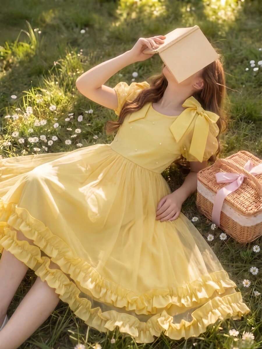 SHEIN 女童蓝色优雅连衣裙。这款公主风连衣裙设计精致,适合儿童日常穿着、生日派对、钢琴演奏会、婚礼花童等各种场合。连衣裙采用蓝色雪纺面料,肩部饰有大蝴蝶结,泡泡袖,全身点缀珍珠,多层褶皱裙摆,凸显精致细节,营造出梦幻般的蓬松感。是儿童日常或正式场合的理想之选。 - 黃色 - 查看 1