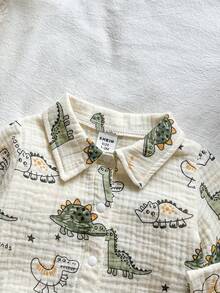 SHEIN 柔軟可愛風嬰兒恐龍圖案雪紡兩件套，嬰幼兒鈕扣前襟翻領長袖外套 + 直筒長褲套裝，親膚舒適春秋兒童服飾 - 杏色 - 查看 5