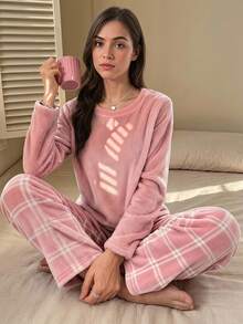 SHEIN 2 件圣诞快乐少女睡衣套装，毛茸茸的浅粉色长袖上衣和粉色格子裤，鲜艳印花弹性柔软面料，可机洗舒适配套服装（单独出售） - 彩色 - 查看 1