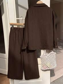 SHEIN Tween女孩淺卡其色紋理兩件套，刺繡翻領長袖襯衫搭配同布料鬆緊腰寬腿褲，親膚材質，休閒隨性風格女孩服飾，春夏/秋冬日常街頭通勤穿搭，小眾設計極簡套裝 - 棕色 - 查看 2