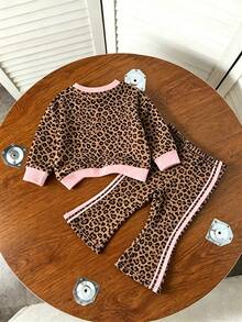 SHEIN 女童圓領衛衣與喇叭褲套裝，棕色豹紋滿版圖案、粉色愛心印花、粉色條紋印花，適合外出與街頭穿搭，春季、秋季、冬季 - 彩色 - 查看 2