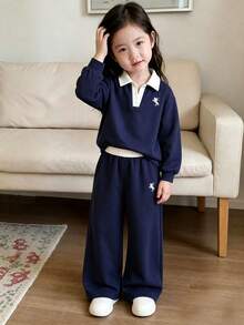SHEIN Playful Pals 女童學院風 Polo 領兩件套，海軍藍對比色翻領長袖上衣 + 高腰寬腿褲，經典馬術刺繡休閒套裝，百搭春夏/秋冬運動風，適合上學與日常穿著 - 寶藍色 - 查看 7