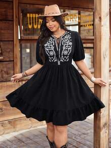 Ceyna Vestido casual de mini-férias com bordado de manga curta, Plus Size, Vestido ocidental de primavera/verão preto, vestido boho, vestido ocidental de Plus Size, vestido bordado de Plus Size, vestido de férias de Plus Size, vestido de estilo ocidental para mulheres, vestido de férias preto bordado de Plus Size, roupas boêmias para mulheres de Plus Size, vestido boho de Plus Size, looks ocidentais de Plus Size para mulheres, look para 2025, looks de rodeio para mulheres, looks de vaqueira de Plus Size, roupas góticas de Plus Size - Preto - Visão 6