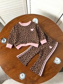 SHEIN 女童圓領衛衣與喇叭褲套裝，棕色豹紋滿版圖案、粉色愛心印花、粉色條紋印花，適合外出與街頭穿搭，春季、秋季、冬季 - 彩色 - 查看 5