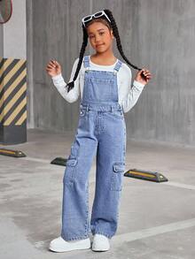 SHEIN Pantalon salopette en jean et combinaison pour préadolescentes, tenue décontractée et douce pour l'été ! Fabriqué en tissu de jean confortable, bleu clair lavé, avec des poches à rabat à l'avant, une taille boutonnée sur le côté pour un enfilage facile, une coupe ample et confortable, un design à jambes larges et taille haute pour allonger la silhouette. Convient pour les sorties quotidiennes, le style décontracté du campus, la rentrée scolaire, les voyages et les vacances, vous permettra de vous démarquer de la foule. - Jean clair - Voir 5