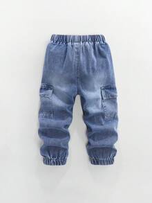 SHEIN Mirajuku 小男孩工裝束口牛仔褲，四季百搭街頭休閒復古風，中藍色水洗牛仔，蝴蝶結裝飾，雙側大工裝口袋，水洗磨損工藝，寬鬆束口版型，柔軟親膚牛仔面料，可搭配T恤和衛衣，適合日常穿著、上學、出遊和日常旅行，熱門牛仔褲 - 淺色水洗藍 - 查看 2