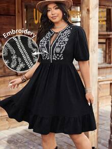 Ceyna Vestido casual de mini-férias com bordado de manga curta, Plus Size, Vestido ocidental de primavera/verão preto, vestido boho, vestido ocidental de Plus Size, vestido bordado de Plus Size, vestido de férias de Plus Size, vestido de estilo ocidental para mulheres, vestido de férias preto bordado de Plus Size, roupas boêmias para mulheres de Plus Size, vestido boho de Plus Size, looks ocidentais de Plus Size para mulheres, look para 2025, looks de rodeio para mulheres, looks de vaqueira de Plus Size, roupas góticas de Plus Size - Preto - Visão 7