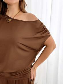 Shapeblank Conjunto de 2 piezas de talla grande con top asimétrico fruncido de unicolor versátil y pantalones holgados con bolsillos - Marrón Mocha - Ver 6