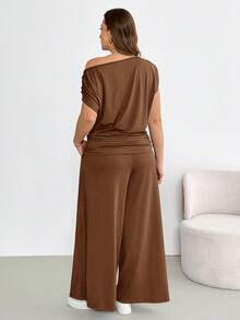 Shapeblank Conjunto de 2 piezas de talla grande con top asimétrico fruncido de unicolor versátil y pantalones holgados con bolsillos - Marrón Mocha - Ver 3
