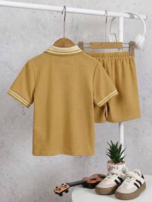 SHEIN 2件組小男孩紋理布料 Polo 領上衣與長褲套裝，對比色 Polo 領打造多層穿著體驗，精湛工藝，新設計簡約時尚，展現男孩個性魅力，適合日常休閒與校園場景，滿足 4-7 歲兒童夏季穿著需求 - 芥末黃 - 查看 7