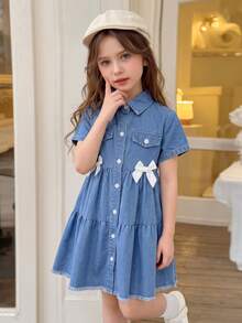 SHEIN Elladie kids 女童春夏新款可愛甜美休閒時尚學院風淺藍色水洗前口袋翻蓋蝴蝶結設計下擺毛邊牛仔洋裝，適合日常出遊、校園休閒、週末旅行、開學季、返校季、旅遊度假等 - 深色水洗藍 - 查看 1
