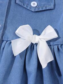 SHEIN Elladie kids 女童春夏新款可愛甜美休閒時尚學院風淺藍色水洗前口袋翻蓋蝴蝶結設計下擺毛邊牛仔洋裝，適合日常出遊、校園休閒、週末旅行、開學季、返校季、旅遊度假等 - 深色水洗藍 - 查看 5