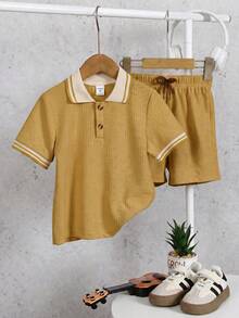 SHEIN 2件組小男孩紋理布料 Polo 領上衣與長褲套裝，對比色 Polo 領打造多層穿著體驗，精湛工藝，新設計簡約時尚，展現男孩個性魅力，適合日常休閒與校園場景，滿足 4-7 歲兒童夏季穿著需求 - 芥末黃 - 查看 6