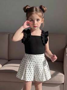 Conjunto de ropa infantil de dos piezas con estilo dulce y juguetón, top de camiseta sin mangas con chaleco plisado de punto con rayas, combinado con pantalones cortos de cintura elástica rosa, con exquisitas flores blancas tridimensionales posicionadas, lindo y a la moda, adecuado para la vida diaria en verano - Blanco y Negro - Ver 1