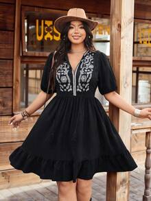 Ceyna Vestido casual de mini-férias com bordado de manga curta, Plus Size, Vestido ocidental de primavera/verão preto, vestido boho, vestido ocidental de Plus Size, vestido bordado de Plus Size, vestido de férias de Plus Size, vestido de estilo ocidental para mulheres, vestido de férias preto bordado de Plus Size, roupas boêmias para mulheres de Plus Size, vestido boho de Plus Size, looks ocidentais de Plus Size para mulheres, look para 2025, looks de rodeio para mulheres, looks de vaqueira de Plus Size, roupas góticas de Plus Size - Preto - Visão 4