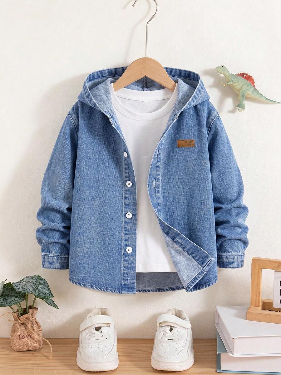 SHEIN 男童休閒連帽牛仔夾克，皮革貼布裝飾，復古中藍色水洗，學院風百搭長袖外套