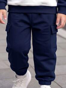 SHEIN Casuvi Kids 男童秋冬條紋長袖慢跑褲 2 件套，海軍藍分段條紋圓領上衣搭配焦糖色對比貼布口袋與同色系長褲，打造完美呼應的簡約清新日常休閒穿搭 - 彩色 - 查看 7