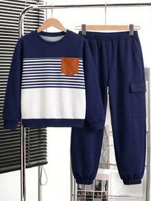 SHEIN Casuvi Kids 男童秋冬條紋長袖慢跑褲 2 件套，海軍藍分段條紋圓領上衣搭配焦糖色對比貼布口袋與同色系長褲，打造完美呼應的簡約清新日常休閒穿搭 - 彩色 - 查看 5