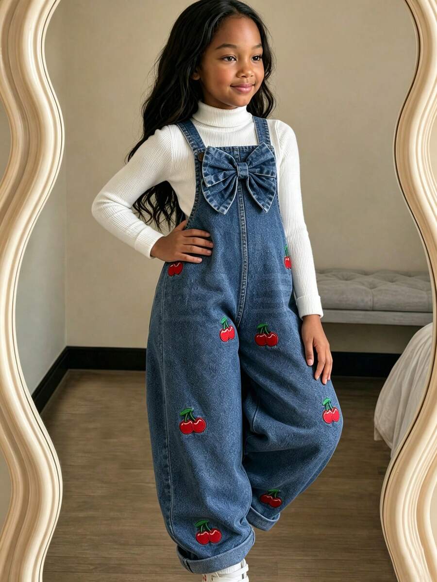 SHEIN Genkimix Kids 女童時尚百搭幼童牛仔吊帶褲 春夏秋冬復古中藍色牛仔布 紅櫻桃刺繡設計 胸前大蝴蝶結設計 寬鬆直筒版型 柔軟舒適面料 適合日常出遊與上學通勤 - 藍色 - 查看 1
