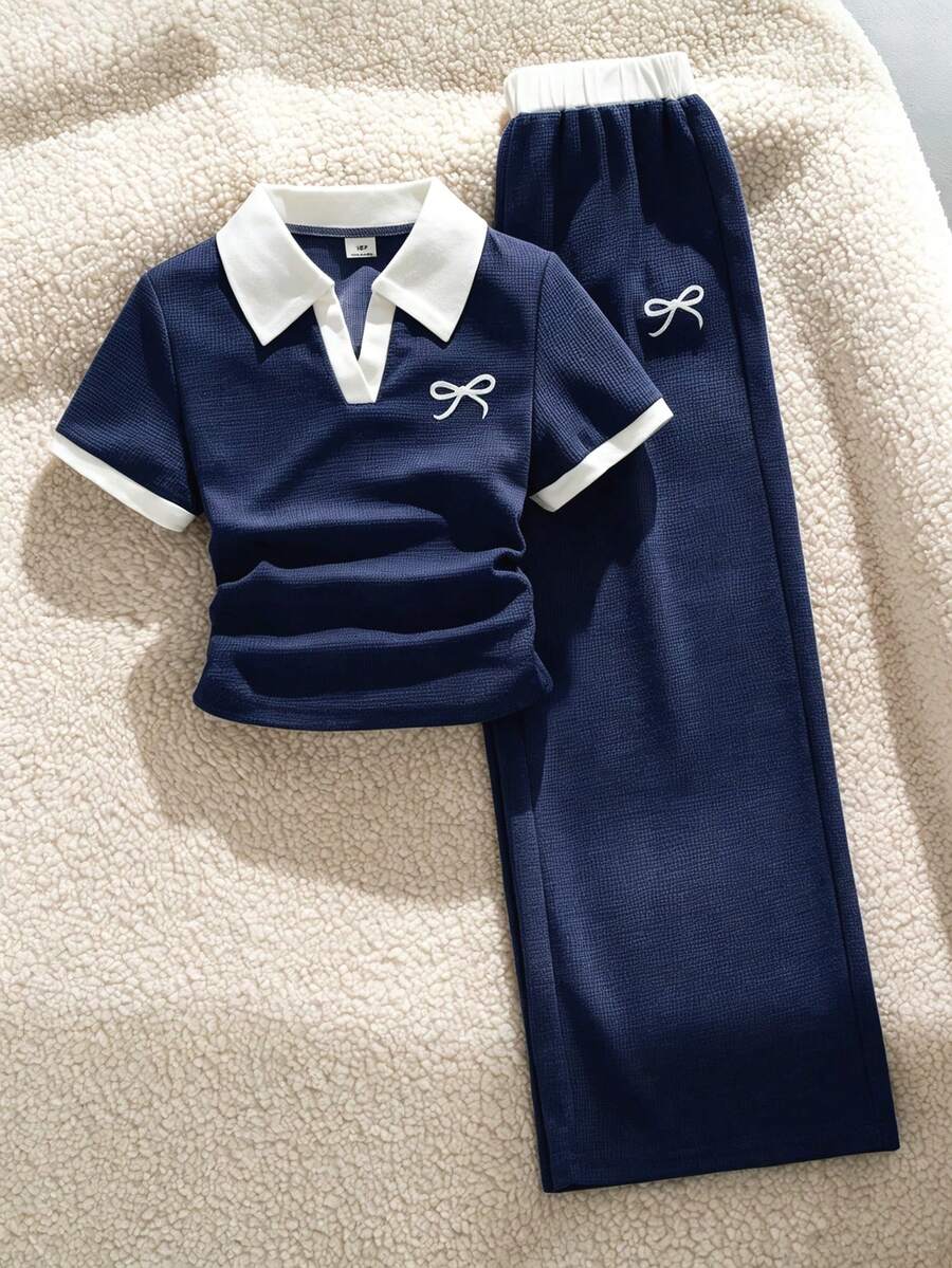 SHEIN 2件組女童學院風休閒套裝,日常上學/外出/通勤穿著,夏季輕便對比色 Polo 短袖上衣與寬腿長褲,刺繡蝴蝶結紋理運動風兩件套 - 寶藍色 - 查看 1