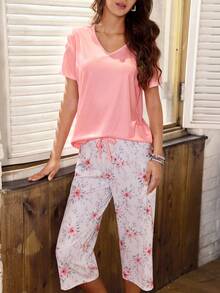 Serenescape Minimalist Solid Color V-Neck Top & Floral Print Casual Capri Pants 2-Piece Loungewear Set - Coral Pink - View 3