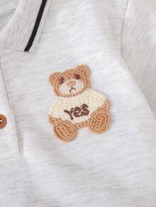 Cozy Pixies 新生兒熊圖案拼色 Polo 領長袖運動衫與長褲套裝 - 淺灰色 - 查看 3