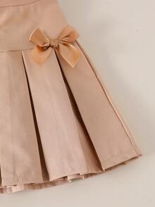 SHEIN Genkimix Kids Girls Casual Daily Short Sleeve Bow Decor Black T-Shirt & Khaki Pleated Skirt Academy Style Summer Dress Set - Multicolor - View 4