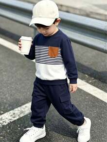 SHEIN Casuvi Kids 男童秋冬條紋長袖慢跑褲 2 件套，海軍藍分段條紋圓領上衣搭配焦糖色對比貼布口袋與同色系長褲，打造完美呼應的簡約清新日常休閒穿搭 - 彩色 - 查看 4