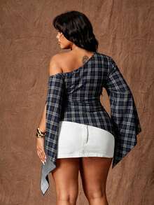 Rustia Top de mujer talla grande estilo picante con estampado a cuadros, un hombro, diseño de abertura y manga acampanada - Negro - Ver 2