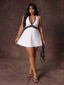 Rustia Gaun Seksi Minimalis, Pas Badan, Ramping, Hitam & Putih dengan Kontras Renda, Leher Halter, Tanpa Punggung - Putih - View 7