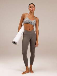 GLOWMODE FeatherFit™ Bra Olahraga Tanpa Lengan dengan Leher Halter yang Dapat Disesuaikan dan Bagian Depan Berkerut, Dilengkapi dengan Bantalan Anti-Selip yang Dapat Dilepas, Cocok untuk Yoga, Studio, Pilates, dan Pemakaian Sehari-hari - Light Grey - View 7