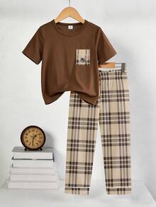 SHEIN Genkimix Kids 两件套男童时尚休闲家居服，圆领长袖上衣，深灰棕色，带格子口袋，搭配米色和棕色格子图案长裤，采用轻盈柔软舒适的针织面料，适合春秋休闲居家穿着。 - 卡其色 - 查看 4