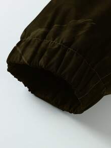Manfinity Roghcode Chaqueta casual de manga larga con cremallera delantera y estampado de personajes para hombres - Verde militar - Ver 4