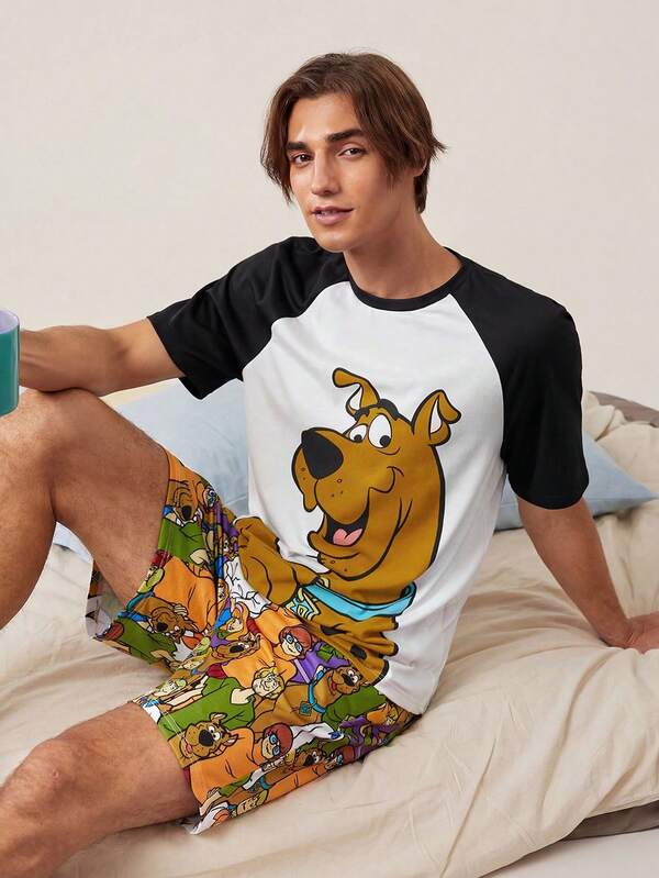 SCOOBY-DOO X SHEIN مجموعة ملابس منزلية رجالية عارضة متناسقة بنمط كارتوني لرأس كلب مطبوع بتأثير متباين على الفيزون والقميص القصير بأكمام.