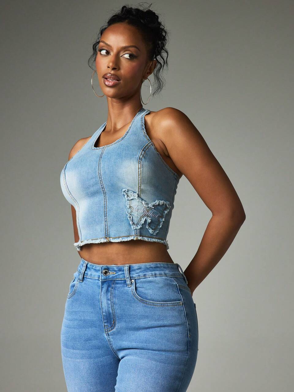 BABYPHAT Top corto tipo corsé de denim lavado claro con cuello halter, aplicación de mariposa, dobladillo deshilachado y detalle de escritura bordada