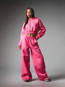 Missguided x Playboy بنطلون جوجر واسع الساق مع خصر برباط وطباعة شعار، بنطلون صوف مريح وكاجوال - روز أحمر - مشاهدة 2