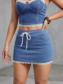 SHEIN Essnce Mini-jupe en denim tricoté à taille basse avec bordure en dentelle - Bleu azur - Voir 5