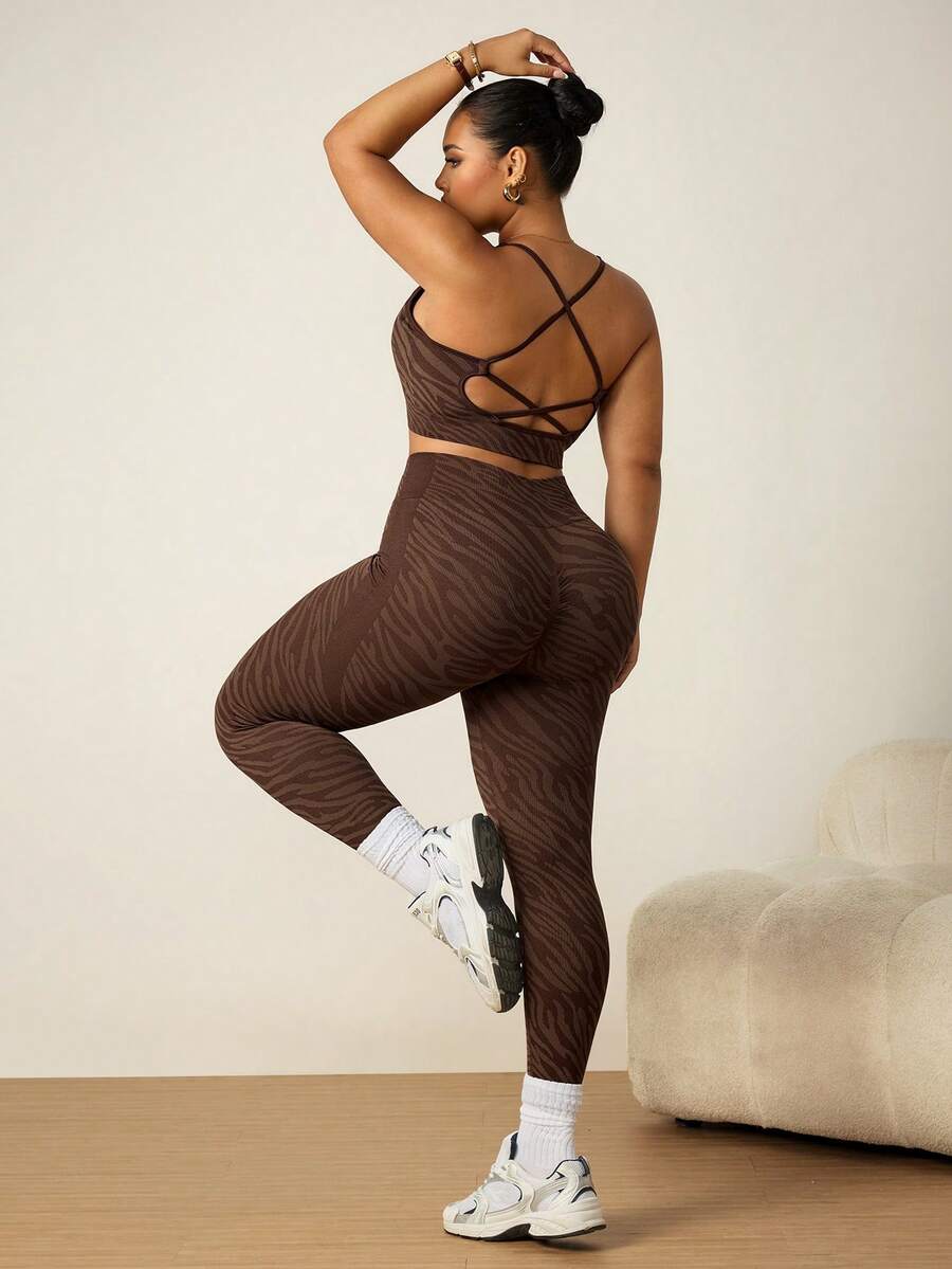 SHEIN Rhythm Era مجموعة رياضية من حمالة الصدر والسروال الضيق بمقاس كبير، حمالة صدر رياضية ذات ظهر سباق بطبعة زيبرا بني وسراويل 2 قطعة - بني - مشاهدة 1