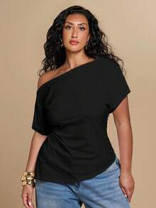SHEIN BAE CURVE Kaos Wanita Ukuran Besar Serbaguna dengan Bahu Asimetris dan Hem Asimetris Berkerut - Hitam - View 2