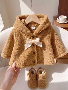 SHEIN Playful Pals 1件幼女連帽披肩外套，可愛甜美優雅卡其色蝴蝶結，毛茸茸抓絨內裡，無袖連帽加厚，冬季保暖公主風，生日派對穿著，鈕扣設計 - 卡其色 - 查看 4