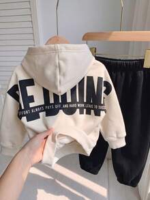 SHEIN 男童休閒韓系寬鬆布料大字母圖案長袖連帽衛衣與鬆緊腰長褲套裝，適合秋冬春季，適合戶外玩耍、上學、街頭穿搭、派對與居家休閒，內層刷毛加厚保暖 - 卡其色 - 查看 5