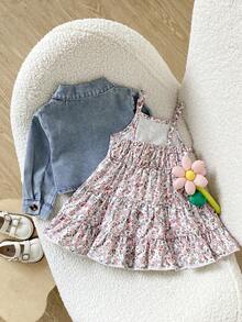 SHEIN Playful Pals 女嬰牛仔夾克外套，附翻蓋口袋與長袖，小碎花細肩帶洋裝套裝 - 中等水洗藍 - 查看 2