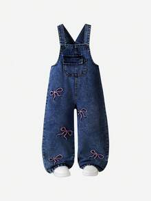 SHEIN ChillGRL 2026春夏新款 SS26 兒童夏季服飾 幼女休閒百搭牛仔吊帶褲 輕淺藍牛仔布 粉色蝴蝶結刺繡 寬鬆直筒褲腿 舒適柔軟細棉牛仔面料 適合度假旅行 日常穿著 春夏秋冬皆宜 復古時尚風格 - 深色水洗藍 - 查看 4