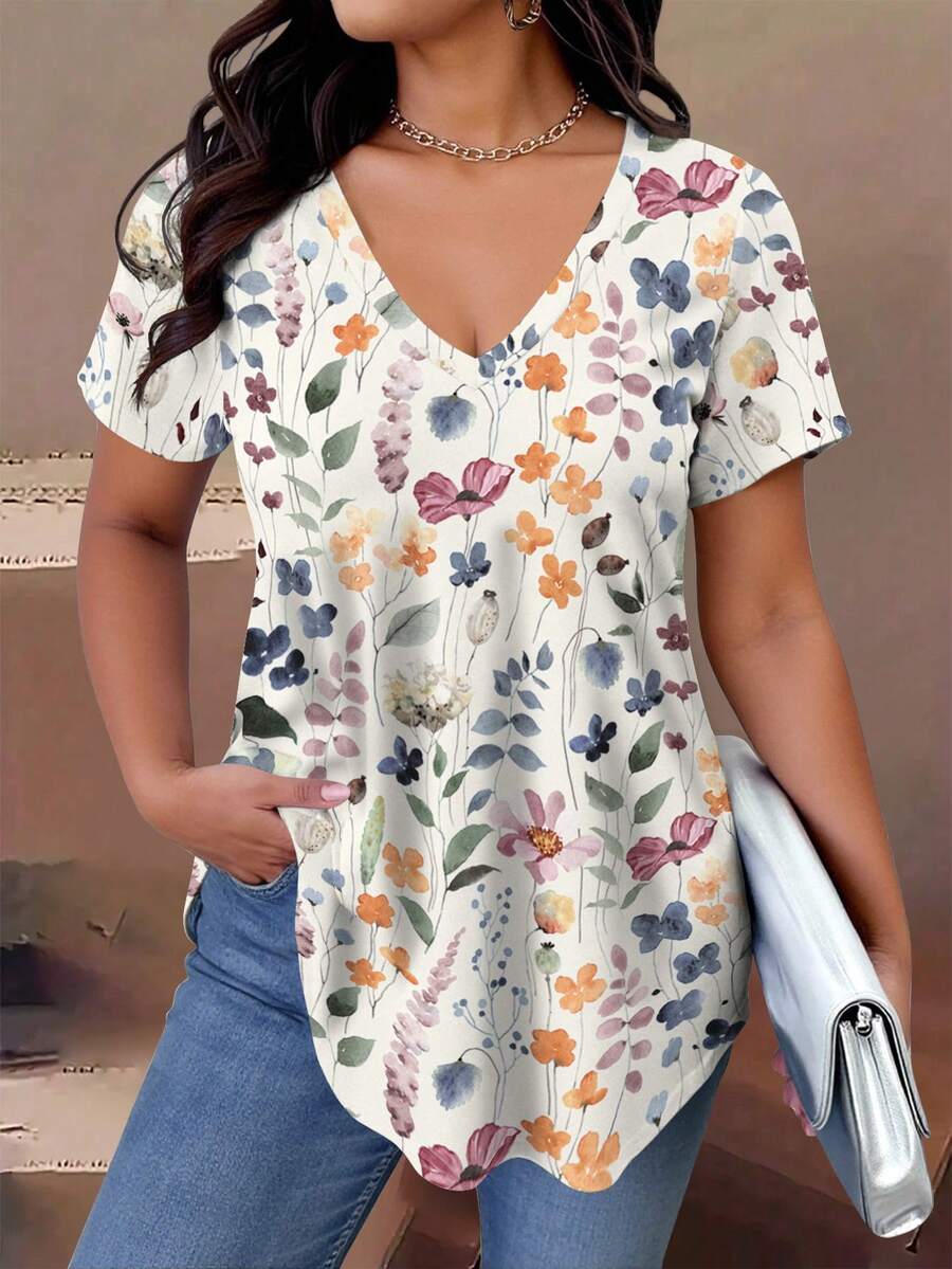 EMERY ROSE تي شيرت مقاس كبير بطبعة زهور ريفية رومانسية بياقة V عميقة وأكمام قصيرة وحافة منحنية - متعدد الألوان - مشاهدة 1