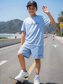 SHEIN 青少年男孩2件式休閒運動套裝，舒適時尚簡約百搭，柔軟微笑塗鴉趣味印花字母圖案短袖圓領T恤搭配鬆緊腰短褲，適合秋冬春夏，適用日常穿著、戶外玩耍、運動、上學、街頭風、派對與休閒 - 藍色 - 查看 2