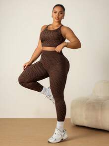 SHEIN Rhythm Era مجموعة رياضية من حمالة الصدر والسروال الضيق بمقاس كبير، حمالة صدر رياضية ذات ظهر سباق بطبعة زيبرا بني وسراويل 2 قطعة - بني - مشاهدة 3