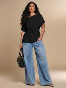 SHEIN BAE CURVE Kaos Wanita Ukuran Besar Serbaguna dengan Bahu Asimetris dan Hem Asimetris Berkerut - Hitam - View 4