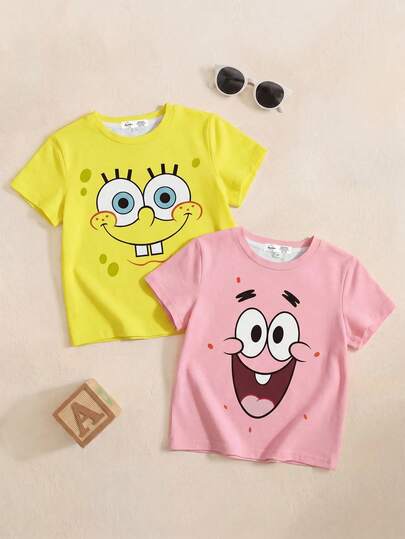 SpongeBob SquarePants | SHEIN بنطلون أبيض قصير مع رسمة كرتونية، مجموعة مكونة من قطعتين، بطبعات وأكمام قصيرة وياقة مستديرة، ملابس صيفية لأولاد صغار