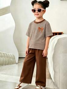 SHEIN Elladie kids 2件組女童基礎休閒寬鬆純色套裝，馬印花、不對稱下擺、側面抓皺設計，圓領短袖T恤搭配黃色條紋紋理布料直筒長褲套裝，適合日常/外出等多種場合，春/夏/四季皆宜，幼童女童套裝，兒童日常舒適夏季穿搭，女童套裝 - 棕色 - 查看 3